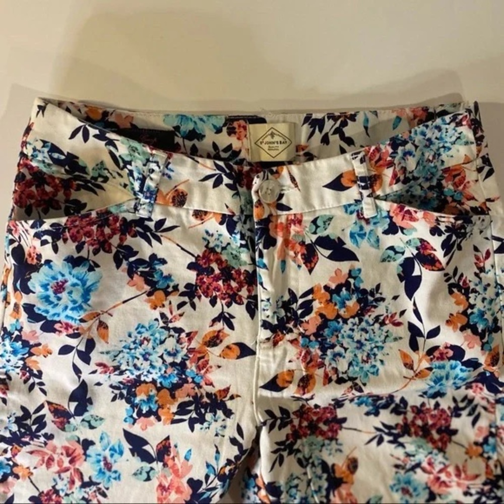 St. John's Bay Crop White Multicolour Floral Capris Pants With Pockets Size 6 - Picture 8 of 12
